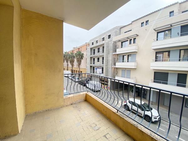 Appartement T3 Hyères centre - Terrasse - Cave - A rénover