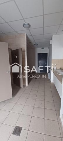 Local spacieux, visible et idéalement situé