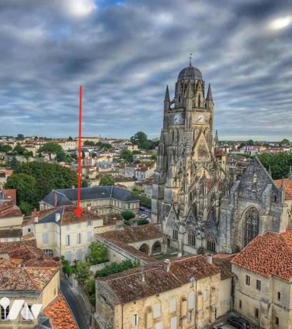 Spacieux Apt T2 en rez de jardin de 76 m² à Saintes hyper centre ville avec parking privatif