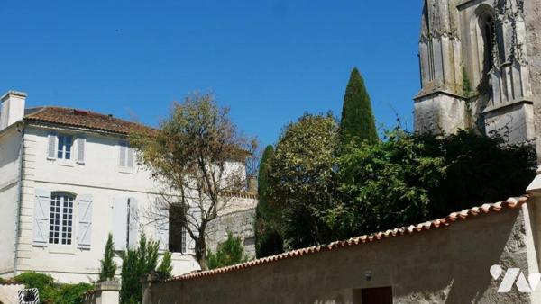 Spacieux Apt T2 en rez de jardin de 76 m² à Saintes hyper centre ville avec parking privatif