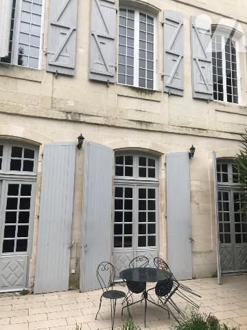 Spacieux Apt T2 en rez de jardin de 76 m² à Saintes hyper centre ville avec parking privatif