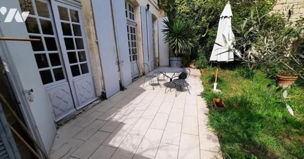 Spacieux Apt T2 en rez de jardin de 76 m² à Saintes hyper centre ville avec parking privatif