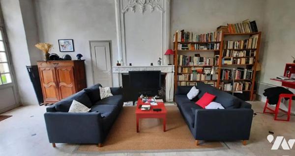 Spacieux Apt T2 en rez de jardin de 76 m² à Saintes hyper centre ville avec parking privatif