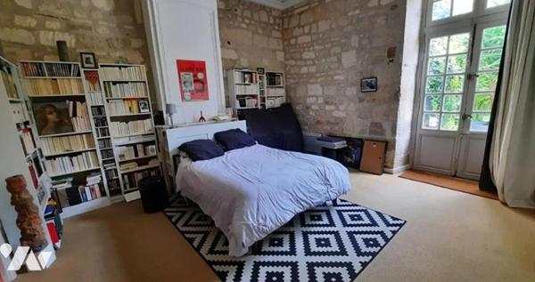 Spacieux Apt T2 en rez de jardin de 76 m² à Saintes hyper centre ville avec parking privatif