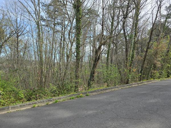 Terrain boisé constructible, d'une surface de 2361 m², CU opérationnel, sur la commune de Boulazac Isle Manoir