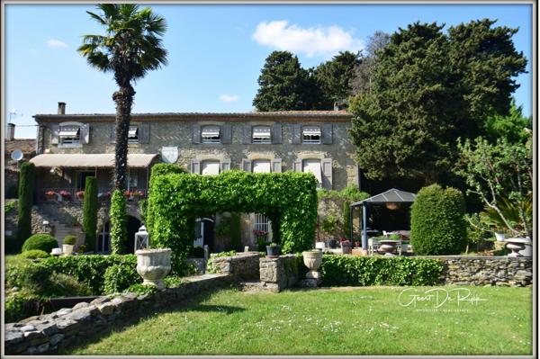 Proche de CARCASSONNE. Demaure de charme en pierre  P9 de 350 m² avec piscine - Terrain de 2 ha.