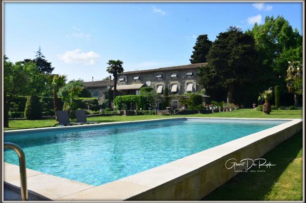 Proche de CARCASSONNE. Demaure de charme en pierre  P9 de 350 m² avec piscine - Terrain de 2 ha.