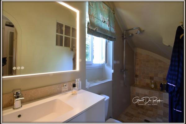 Proche de CARCASSONNE. Demaure de charme en pierre  P9 de 350 m² avec piscine - Terrain de 2 ha.