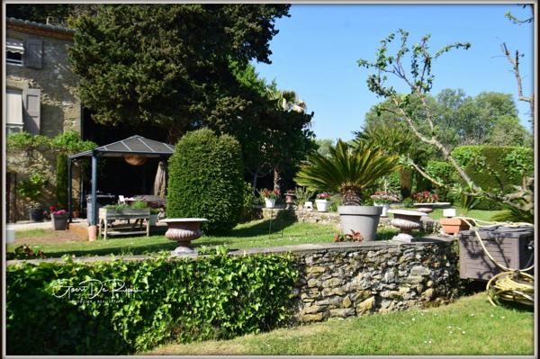 Proche de CARCASSONNE. Demaure de charme en pierre  P9 de 350 m² avec piscine - Terrain de 2 ha.