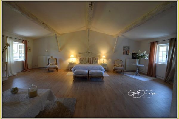 Proche de CARCASSONNE. Demaure de charme en pierre  P9 de 350 m² avec piscine - Terrain de 2 ha.