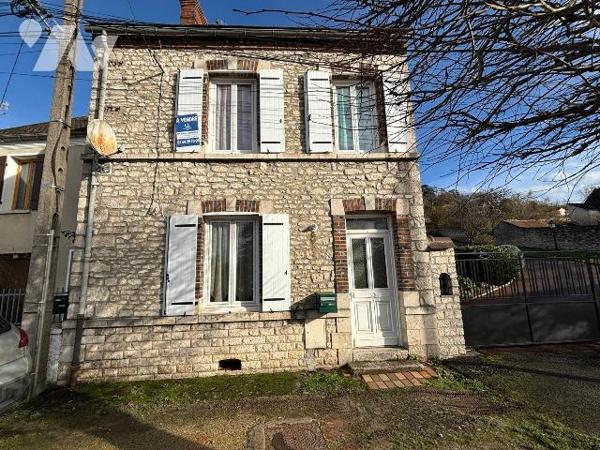 IDEAL POUR INVESTISSEURS.

Cette maison de ville à rénover, vous propose au rez-de-chaussée u...