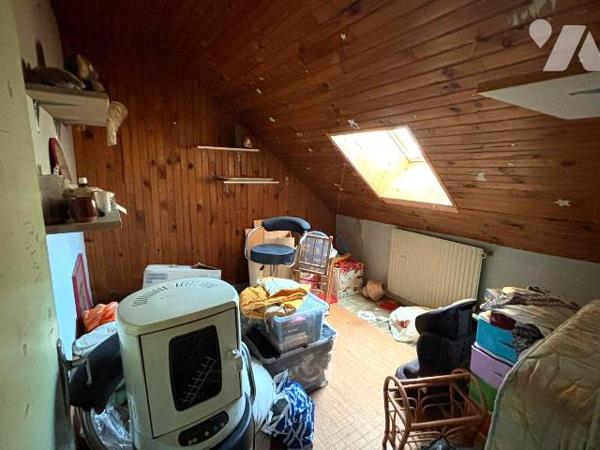 IDEAL POUR INVESTISSEURS.

Cette maison de ville à rénover, vous propose au rez-de-chaussée u...