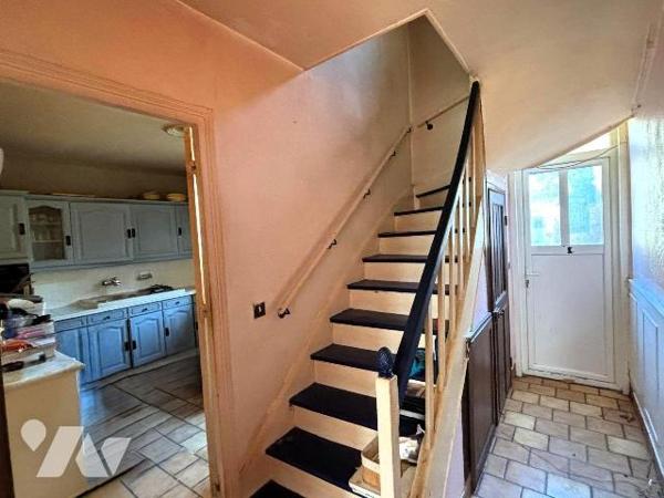 IDEAL POUR INVESTISSEURS.

Cette maison de ville à rénover, vous propose au rez-de-chaussée u...