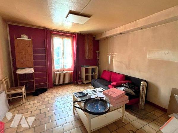 IDEAL POUR INVESTISSEURS.

Cette maison de ville à rénover, vous propose au rez-de-chaussée u...