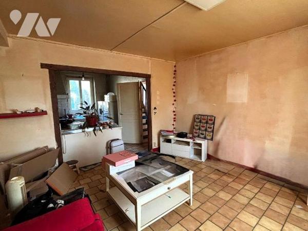 IDEAL POUR INVESTISSEURS.

Cette maison de ville à rénover, vous propose au rez-de-chaussée u...