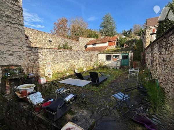 IDEAL POUR INVESTISSEURS.

Cette maison de ville à rénover, vous propose au rez-de-chaussée u...