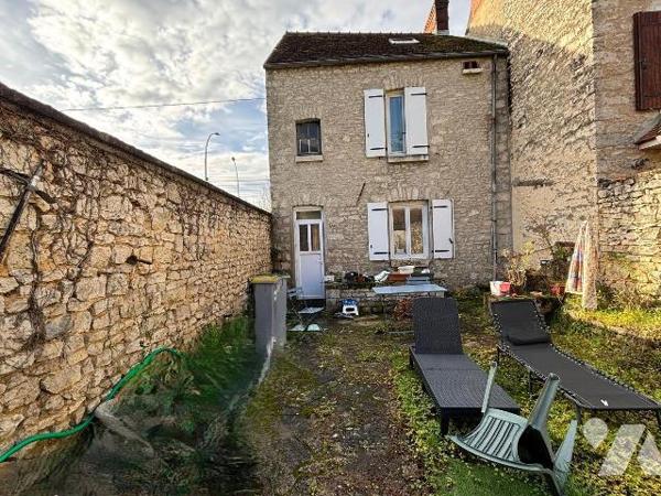 IDEAL POUR INVESTISSEURS.

Cette maison de ville à rénover, vous propose au rez-de-chaussée u...