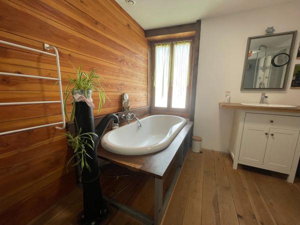 Corps de fermé rénové 170m2 avec deux granges -1370 m2 de terrain