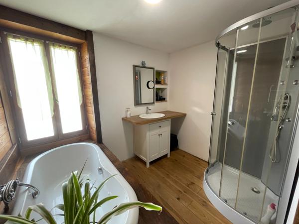 Corps de fermé rénové 170m2 avec deux granges -1370 m2 de terrain