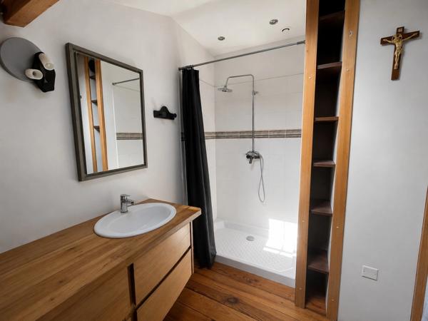 Corps de fermé rénové 170m2 avec deux granges -1370 m2 de terrain