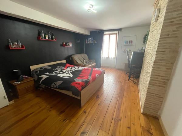 Corps de fermé rénové 170m2 avec deux granges -1370 m2 de terrain