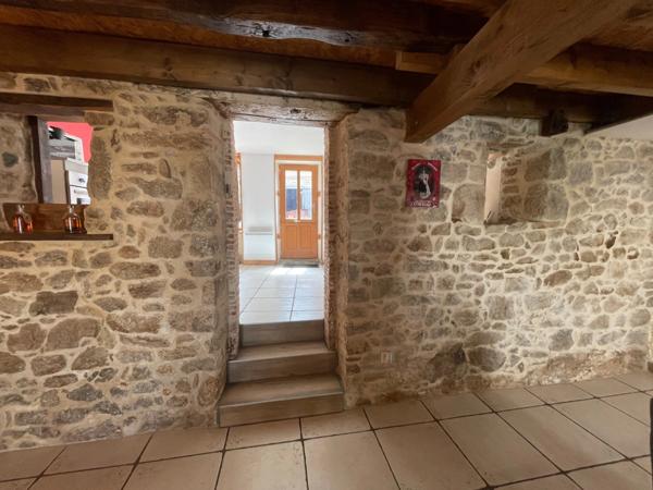 Corps de fermé rénové 170m2 avec deux granges -1370 m2 de terrain