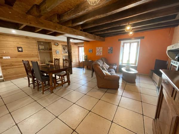 Corps de fermé rénové 170m2 avec deux granges -1370 m2 de terrain