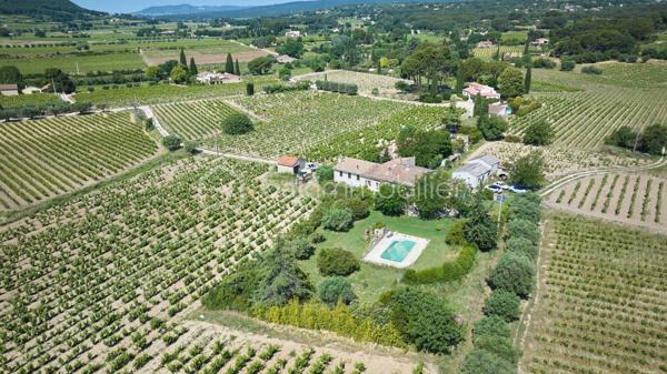 Dans un environnement campagne privilégié, au cœur des vignes et au calme absolu, découvrez cette authentique maison de caractère, mitoyenne d’un côté, élevée d’un étage, d'une surface habitable de 190,22 m² sur un magnifique terrain arboré et entièrement clos de 2 432 m² avec piscine.

La propriété bénéficie d’une superbe vue dégagée sur le village Médiéval du Castellet et offre un cadre de vie rare, entre nature et authenticité.

La maison se compose, au rez-de-chaussée, d’une vaste cuisine aménagée avec four à pizzas ouverte sur la salle à manger, d’un spacieux séjour avec espace salon et cheminée, sublimé par une baie vitrée à galandage ouvrant sur les terrasses et le jardin. Une suite parentale avec salle d’eau, un WC indépendant ainsi qu’un cellier / buanderie complètent ce niveau.
À l’étage, l’espace nuit se compose de trois belles chambres, dont une suite avec salle de bains privative, ainsi que de nombreux rangements et d’un dressing. Une seconde salle de bains et un WC indépendant complètent ce niveau.

Les extérieurs offrent deux belles terrasses, dont une avec une cuisine d’été équipée d’un second four à pizzas ainsi qu’une piscine parfaitement intégrée dans un cadre verdoyant et paisible.
Une annexe d’environ 50 m² vient compléter l’ensemble. Une déclaration préalable de travaux a été déposée en mairie pour la réfection de la toiture et de la façade (annexe non habitable).
Plusieurs pièces de la maison bénéficient de la climatisation.
Le jardin est raccordé à l’eau verte du Canal de Provence, un véritable atout pour l’entretien des espaces extérieurs.

Un bien rare à la vente, idéal pour les amoureux de la nature et du charme provençal.