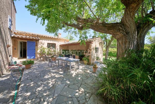 Dans un environnement campagne privilégié, au cœur des vignes et au calme absolu, découvrez cette authentique maison de caractère, mitoyenne d’un côté, élevée d’un étage, d'une surface habitable de 190,22 m² sur un magnifique terrain arboré et entièrement clos de 2 432 m² avec piscine.

La propriété bénéficie d’une superbe vue dégagée sur le village Médiéval du Castellet et offre un cadre de vie rare, entre nature et authenticité.

La maison se compose, au rez-de-chaussée, d’une vaste cuisine aménagée avec four à pizzas ouverte sur la salle à manger, d’un spacieux séjour avec espace salon et cheminée, sublimé par une baie vitrée à galandage ouvrant sur les terrasses et le jardin. Une suite parentale avec salle d’eau, un WC indépendant ainsi qu’un cellier / buanderie complètent ce niveau.
À l’étage, l’espace nuit se compose de trois belles chambres, dont une suite avec salle de bains privative, ainsi que de nombreux rangements et d’un dressing. Une seconde salle de bains et un WC indépendant complètent ce niveau.

Les extérieurs offrent deux belles terrasses, dont une avec une cuisine d’été équipée d’un second four à pizzas ainsi qu’une piscine parfaitement intégrée dans un cadre verdoyant et paisible.
Une annexe d’environ 50 m² vient compléter l’ensemble. Une déclaration préalable de travaux a été déposée en mairie pour la réfection de la toiture et de la façade (annexe non habitable).
Plusieurs pièces de la maison bénéficient de la climatisation.
Le jardin est raccordé à l’eau verte du Canal de Provence, un véritable atout pour l’entretien des espaces extérieurs.

Un bien rare à la vente, idéal pour les amoureux de la nature et du charme provençal.