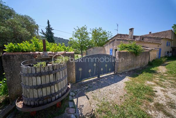 Dans un environnement campagne privilégié, au cœur des vignes et au calme absolu, découvrez cette authentique maison de caractère, mitoyenne d’un côté, élevée d’un étage, d'une surface habitable de 190,22 m² sur un magnifique terrain arboré et entièrement clos de 2 432 m² avec piscine.

La propriété bénéficie d’une superbe vue dégagée sur le village Médiéval du Castellet et offre un cadre de vie rare, entre nature et authenticité.

La maison se compose, au rez-de-chaussée, d’une vaste cuisine aménagée avec four à pizzas ouverte sur la salle à manger, d’un spacieux séjour avec espace salon et cheminée, sublimé par une baie vitrée à galandage ouvrant sur les terrasses et le jardin. Une suite parentale avec salle d’eau, un WC indépendant ainsi qu’un cellier / buanderie complètent ce niveau.
À l’étage, l’espace nuit se compose de trois belles chambres, dont une suite avec salle de bains privative, ainsi que de nombreux rangements et d’un dressing. Une seconde salle de bains et un WC indépendant complètent ce niveau.

Les extérieurs offrent deux belles terrasses, dont une avec une cuisine d’été équipée d’un second four à pizzas ainsi qu’une piscine parfaitement intégrée dans un cadre verdoyant et paisible.
Une annexe d’environ 50 m² vient compléter l’ensemble. Une déclaration préalable de travaux a été déposée en mairie pour la réfection de la toiture et de la façade (annexe non habitable).
Plusieurs pièces de la maison bénéficient de la climatisation.
Le jardin est raccordé à l’eau verte du Canal de Provence, un véritable atout pour l’entretien des espaces extérieurs.

Un bien rare à la vente, idéal pour les amoureux de la nature et du charme provençal.