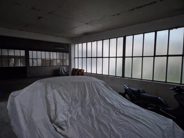 Entrepôt de 90 m2, petit parking, espace clos par portail