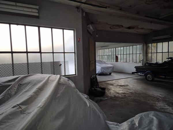 Entrepôt de 90 m2, petit parking, espace clos par portail