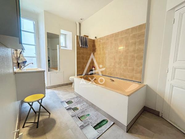 Domaine Exceptionnel à Verrières-en-Anjou: Opportunité d'Investissement Immobilier avec 10 Appartements Loués