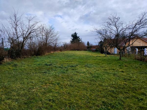 Terrain constructible plat à  RANCHOT  JURA