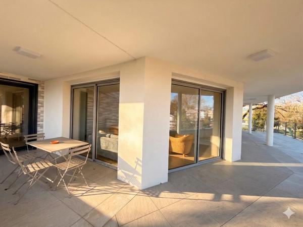 Appartement T4 - Triple exposition - Grande terrasse - Parkings - Livré