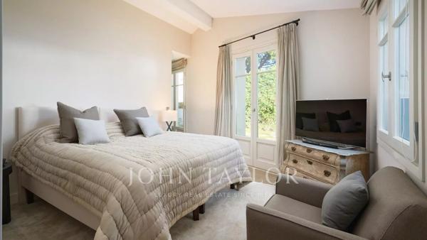 Une propriété élégante au décor intemporel et à l’adresse prestigieuse