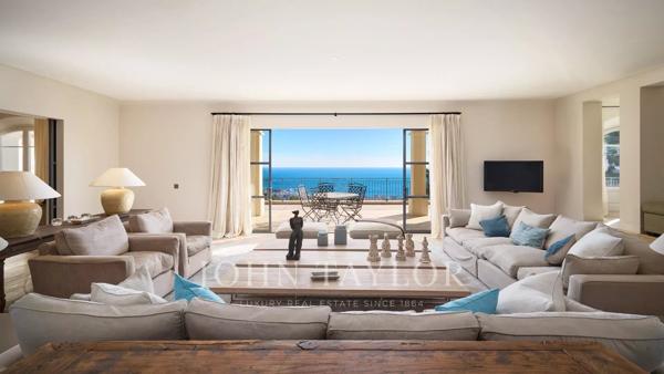 Une propriété élégante au décor intemporel et à l’adresse prestigieuse