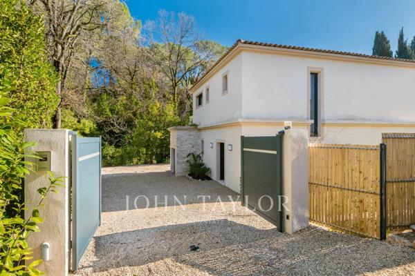 Mougins - Villa contemporaine neuve dans petit domaine privé