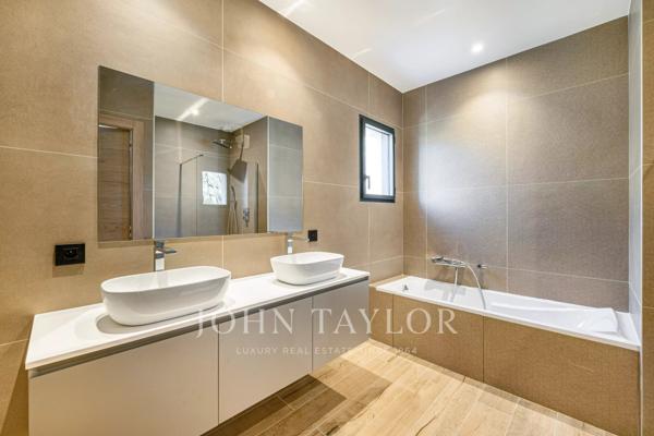 Mougins - Villa contemporaine neuve dans petit domaine privé