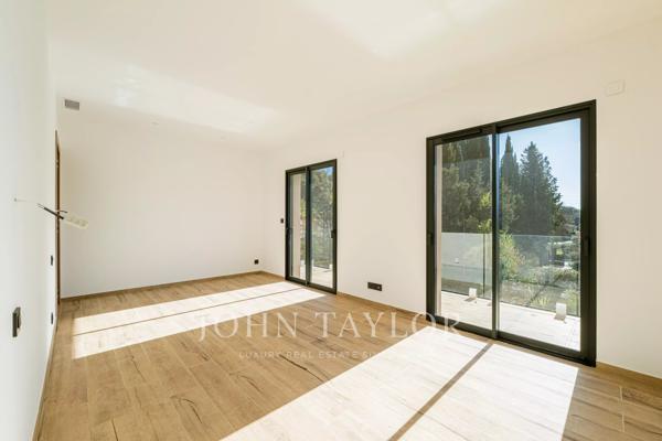 Mougins - Villa contemporaine neuve dans petit domaine privé