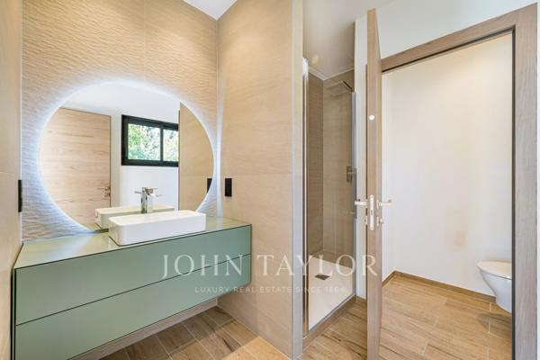 Mougins - Villa contemporaine neuve dans petit domaine privé