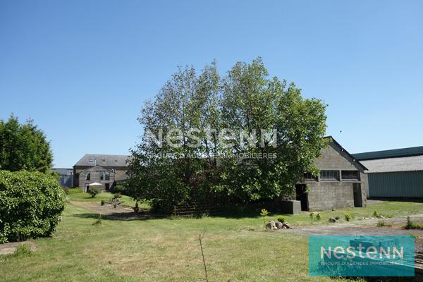 Maison de 4 chambres à vendre à Saint Brandan, accès commerces de QUINTIN à pieds, grand hangar de 550 m², sur  environ 7500 m² de terrain