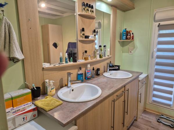 LA TRANCHE SUR MER A 15 MIN DANS RESIDENCE AVEC PISCINE CHALET BOIS 3 CHAMBRES AVEC VERANDA ET JARDIN