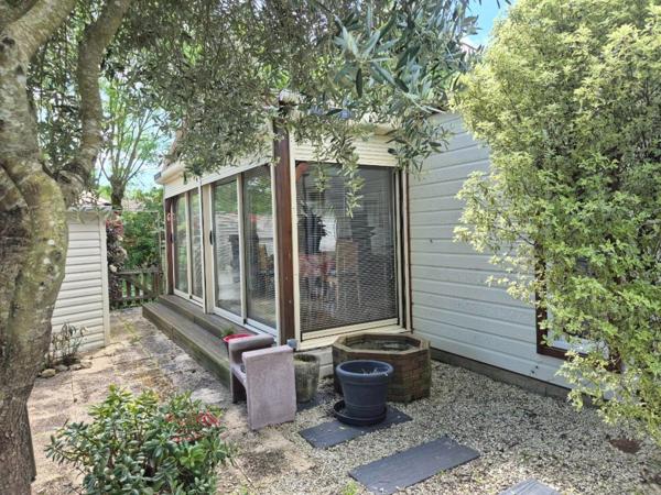 LA TRANCHE SUR MER A 15 MIN DANS RESIDENCE AVEC PISCINE CHALET BOIS 3 CHAMBRES AVEC VERANDA ET JARDIN