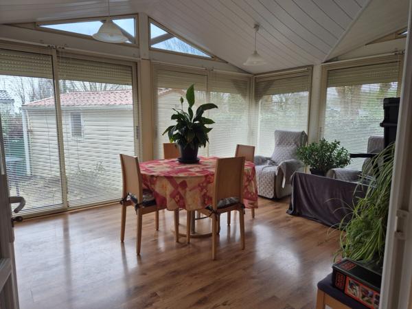 LA TRANCHE SUR MER A 15 MIN DANS RESIDENCE AVEC PISCINE CHALET BOIS 3 CHAMBRES AVEC VERANDA ET JARDIN