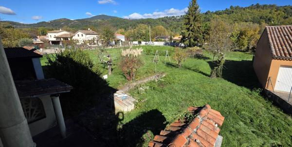 Maison de 163 m2 avec appartement indépendant et Entrepôt de 90 m²