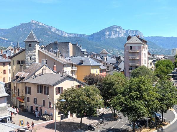 Appartement 2 pièces à vendre au dernier étage en centre-ville de Chambéry