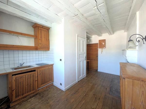 Appartement 2 pièces à vendre au dernier étage en centre-ville de Chambéry