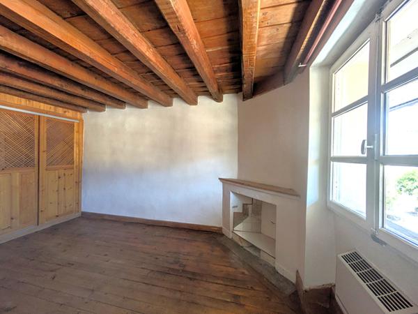 Appartement 2 pièces à vendre au dernier étage en centre-ville de Chambéry