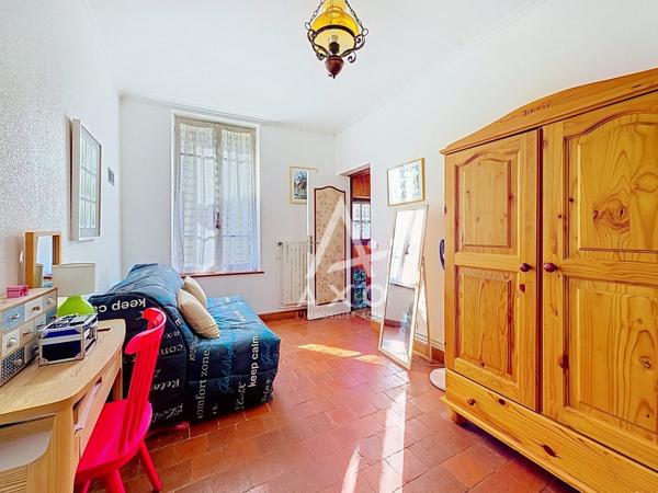 A VENDRE à CEPOY – Vaste maison de caractère, 5 chambres et nombreuses dépendances